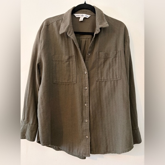 Old Navy The Boyfriend Shirt Button Down - Picture 2 of 5